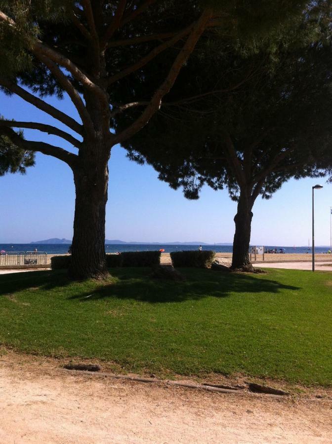 Villa De Vacances Au Calme Proche De La Mer Ла Лонд-ле-Мор Екстериор снимка
